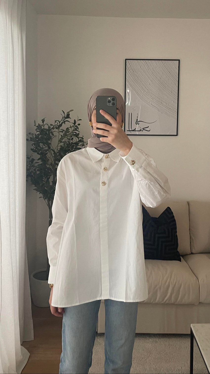Chemise à boutons dorés